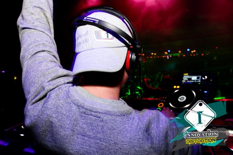 DJ Ollie in the mix at Innovation 'Distortion' @ The Coronet